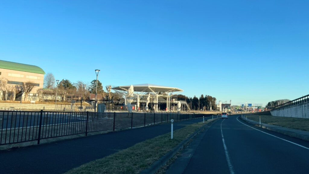 側道から見た道の駅「べに花の郷おけがわ」