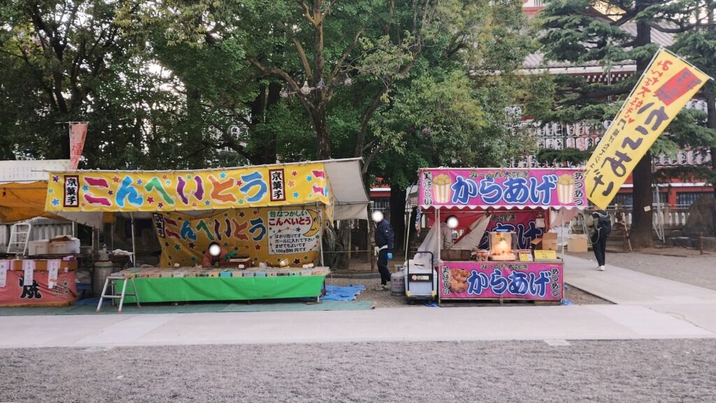 浅草神社境内:神楽殿前の屋台