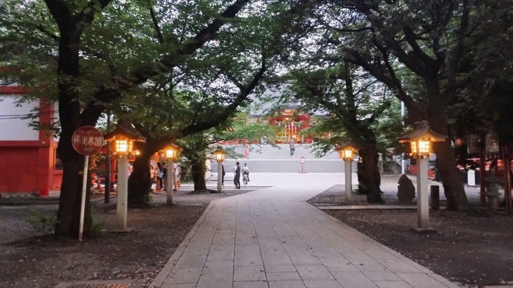 花園神社参道:明治通り側