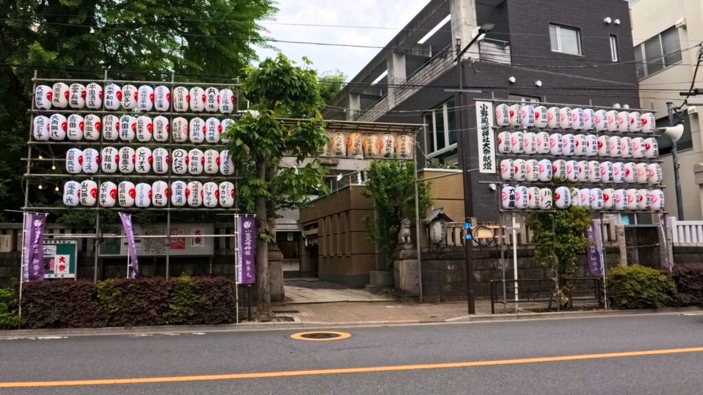 小野照崎神社の南鳥居:献灯提灯
