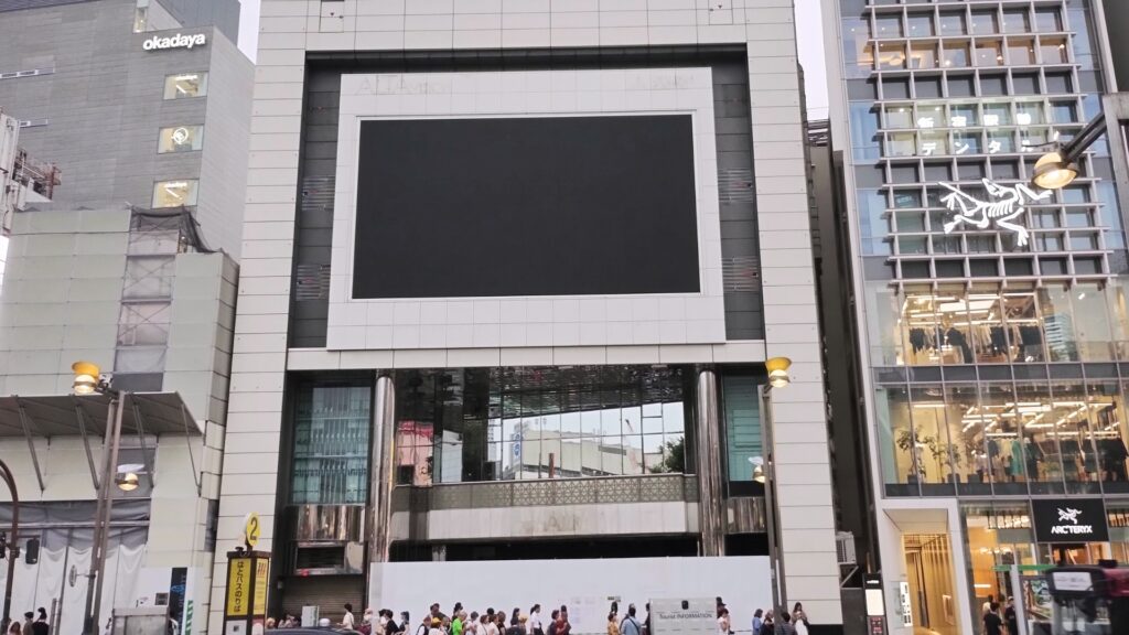 新宿駅東口から見た「新宿アルタ」跡地(2025年5月撮影)