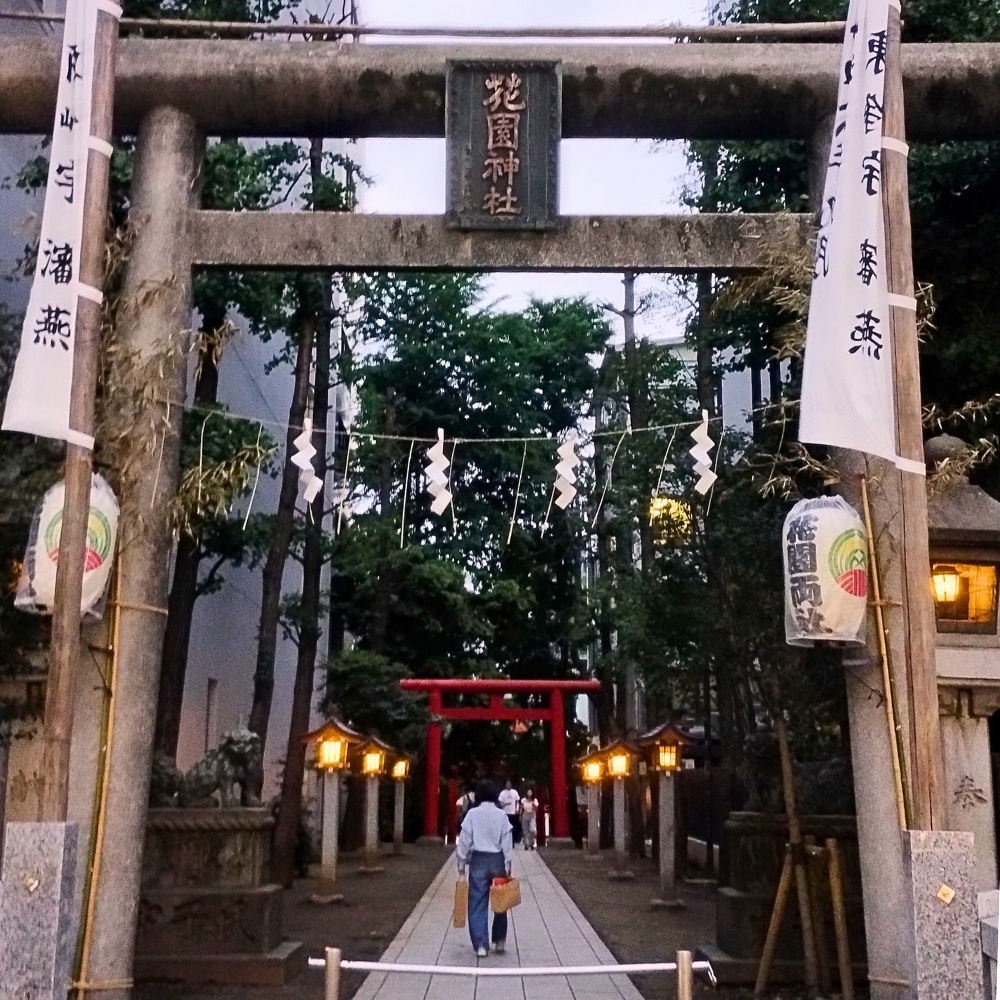 新宿「花園神社」鳥居:靖国通り側