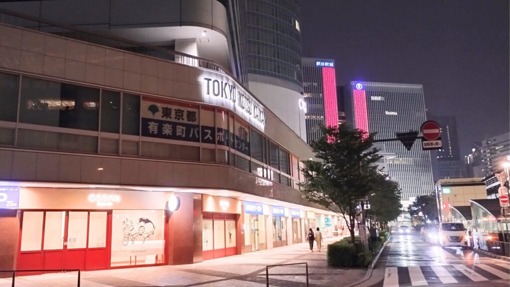東京交通会館前の一方通行の道路