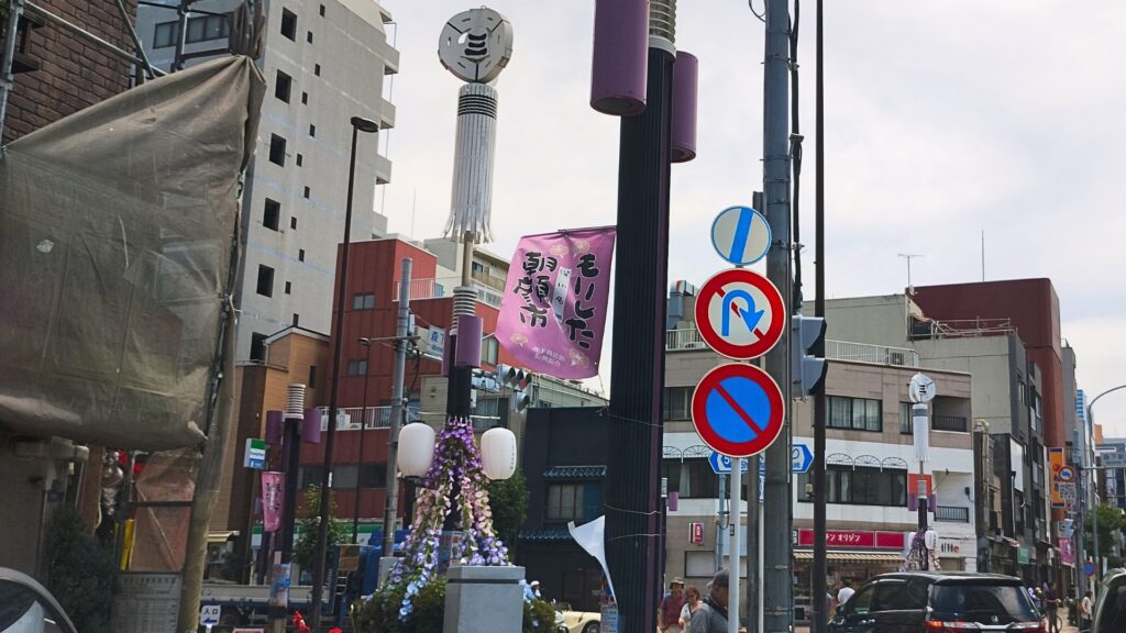 森下駅前交差点:森下朝顔市の旗