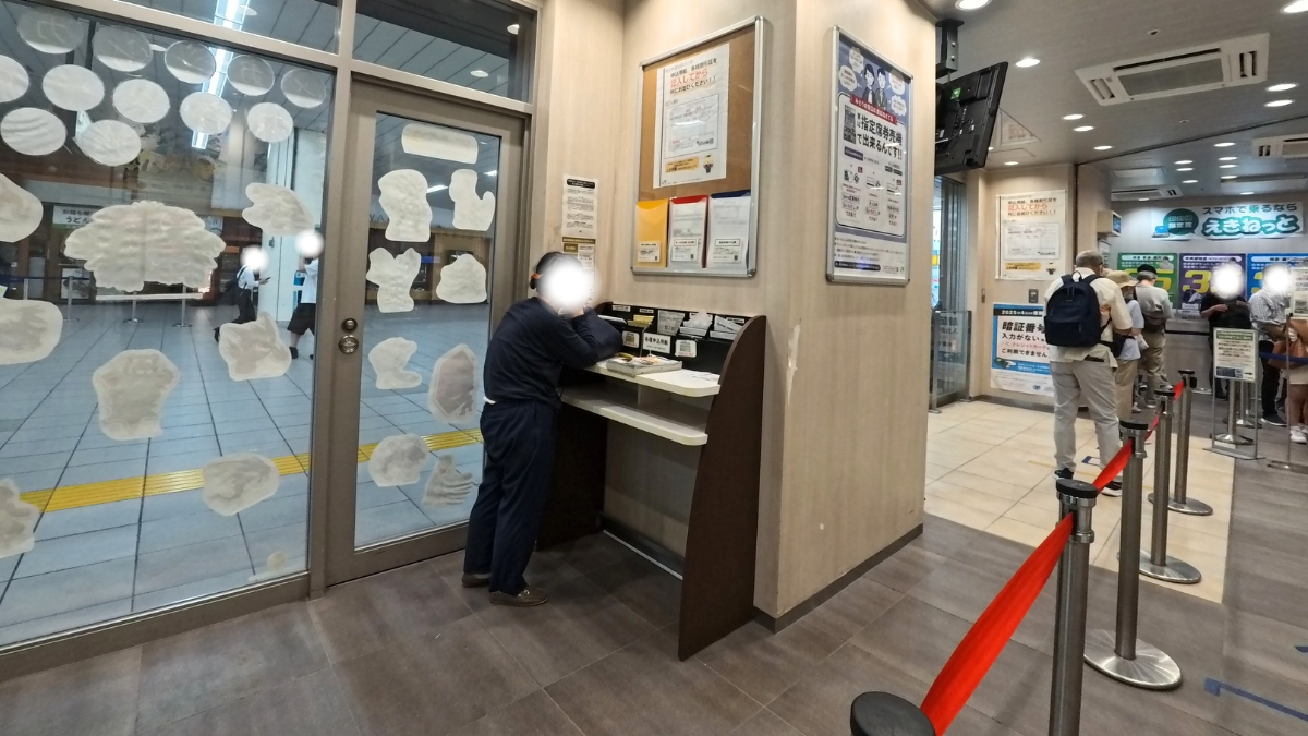 JR赤羽駅みどりの窓口：申込用紙記入台